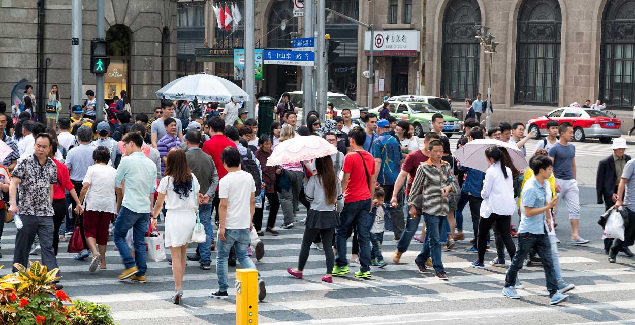 une foule dans une rue en Chine